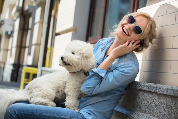 Симпатична блондинка з Собаки Бішон Фрізе білий — стокове фото