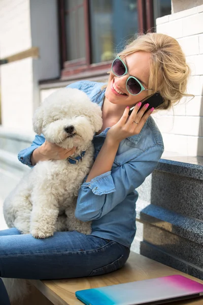 Schattige blonde met Bichon Frise witte hond — Stockfoto