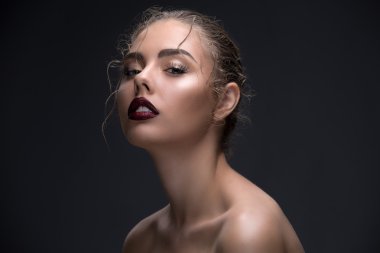 Sevimli kıvırcık saçlı bir kız closeup Güzellik Portresi