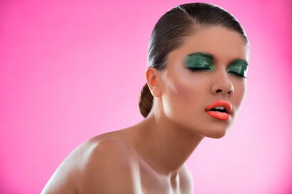 Schönheitsporträt eines Mädchens mit hellem Make-up — Stockfoto