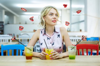 Ab tarafından çevrili üç farklı kokteyller ile güzel sarışın