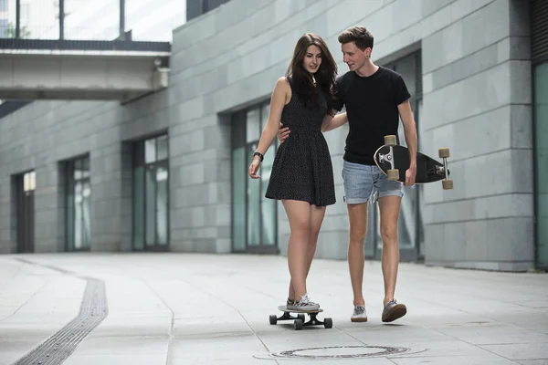 Mladý pár v lásce stylové teenagerů jezdit longboards — Stock fotografie