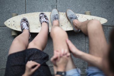 Ayak birkaç genç longboard portre üzerinde