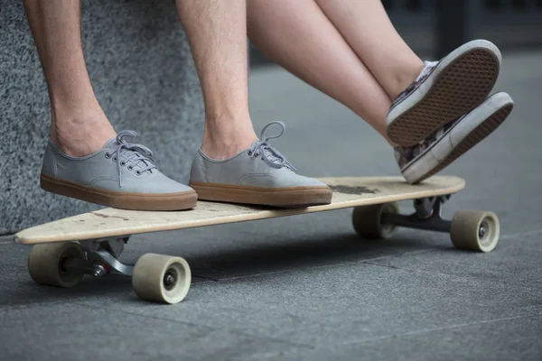 Nohy pár teenagerů na longboard closeup — Stock fotografie
