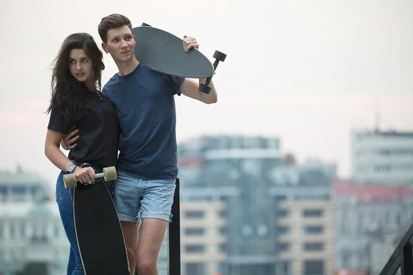 Pareja de amantes adolescente está posando para la cámara . —  Fotos de Stock