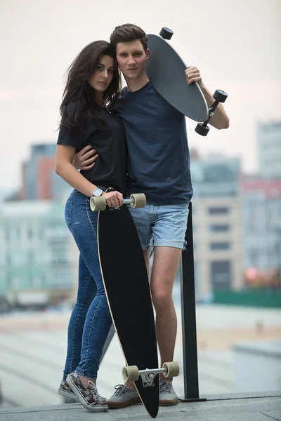 Par älskare tonåring poserar för kameran. — Stockfoto