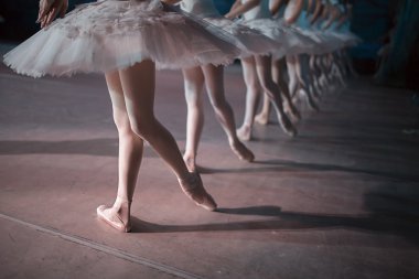 Beyaz tutu dansçılar dans senkronize