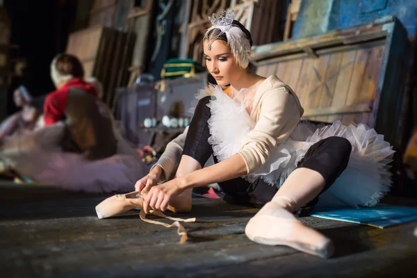 Bailarina sentada nos bastidores do aquecimento — Fotografia de Stock