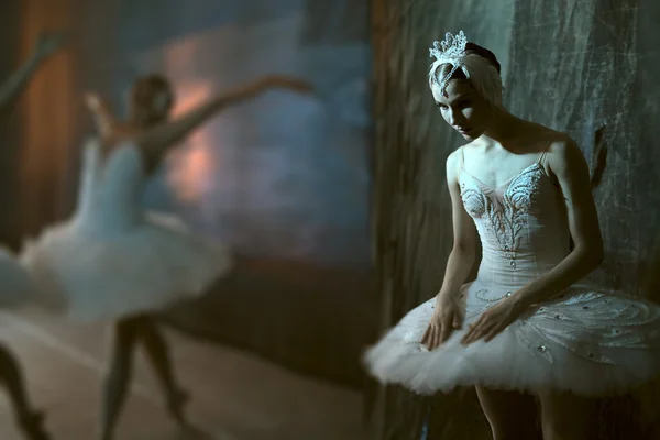 Балерина стоит за кулисами перед выходом на сцену — стоковое фото