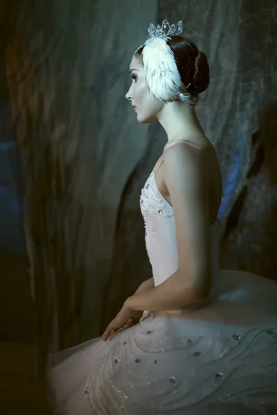 Балерина стоит за кулисами перед выходом на сцену — стоковое фото