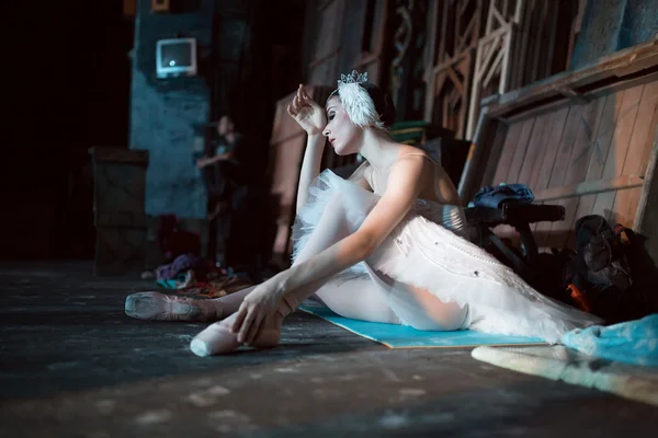 Ballerina sitting on the warm-up backstage — Stock Photo, Image