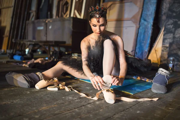Baletka sedící na zahřívání ze zákulisí — Stock fotografie