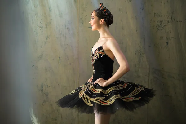 Baletka zákulisí stojící před odchodem na jevišti — Stock fotografie