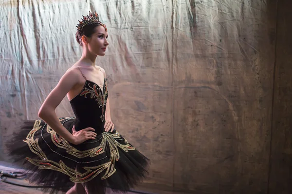 Балерина, які стоять за лаштунками, перш ніж на сцені — стокове фото