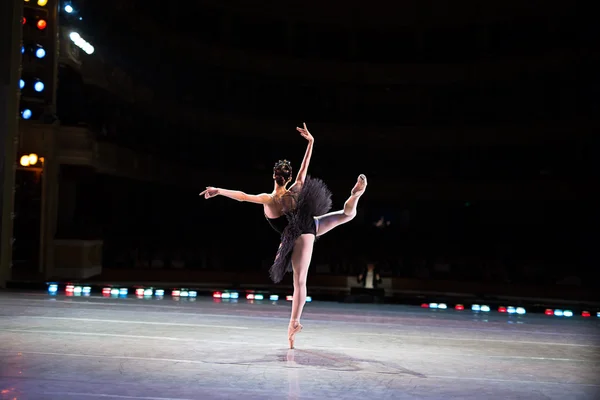 Bailarina Prima bailando — Foto de Stock