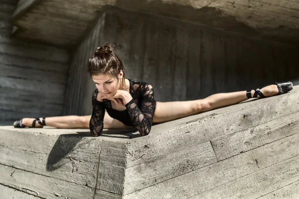 Anmutige Ballerina sitzt im Kreuzspalt — Stockfoto