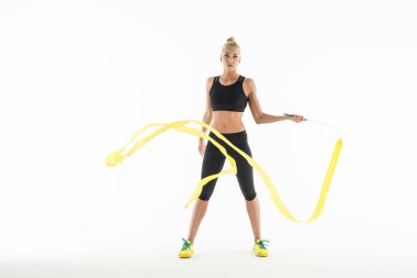 Bir kurdele ile egzersiz yaparak ritmik jimnastikçi