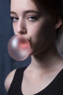 Kız pembe balon sakız