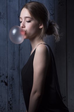 Kız pembe balon sakız