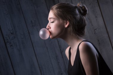 Kız pembe balon sakız