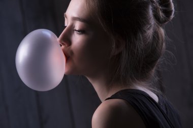 Kız pembe balon sakız
