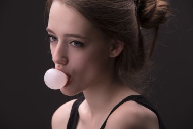 Kız pembe balon sakız