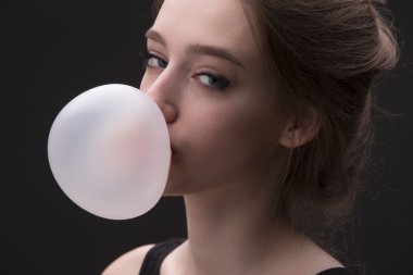 Kız pembe balon sakız
