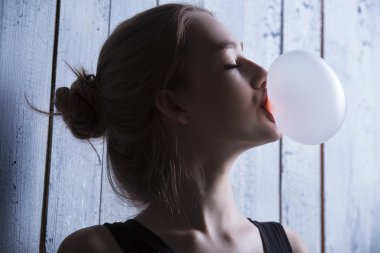 Kız pembe balon sakız