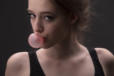 Kız pembe balon sakız