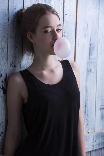 Дівчина з рожевою бульбашкою жувальної гумки — стокове фото