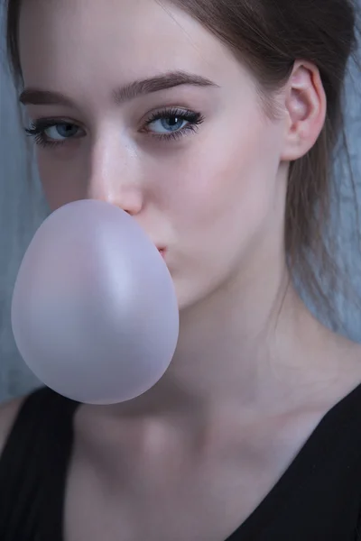 Dziewczyna z różowy bubble gum do żucia — Zdjęcie stockowe