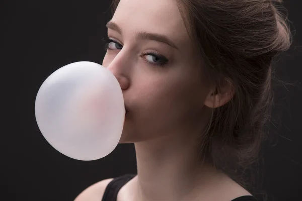 Dziewczyna z różowy bubble gum do żucia — Zdjęcie stockowe