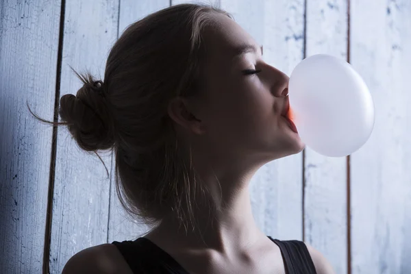 Ragazza con bolla rosa di gomma da masticare — Foto Stock