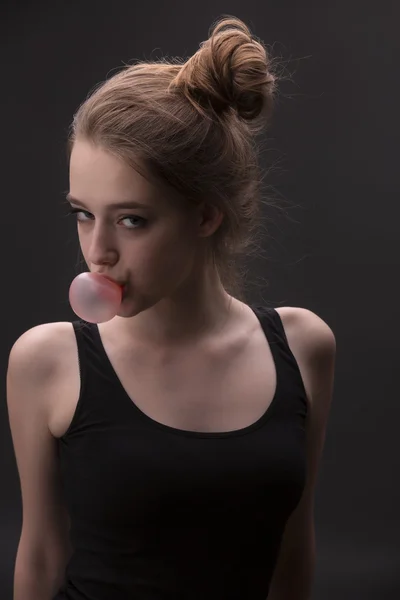 Menina com bolha rosa de chiclete — Fotografia de Stock