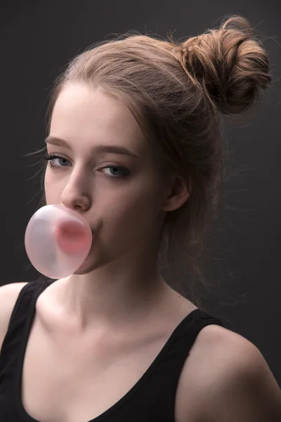 Sexual chica de pelo castaño con burbuja de chicle — Foto de Stock