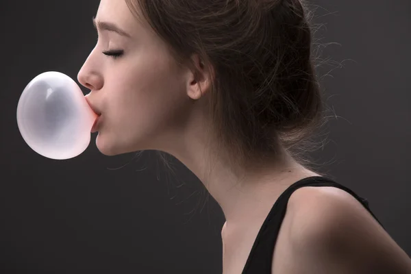 Sexuella brunhårig tjej med bubbla tuggummi — Stockfoto