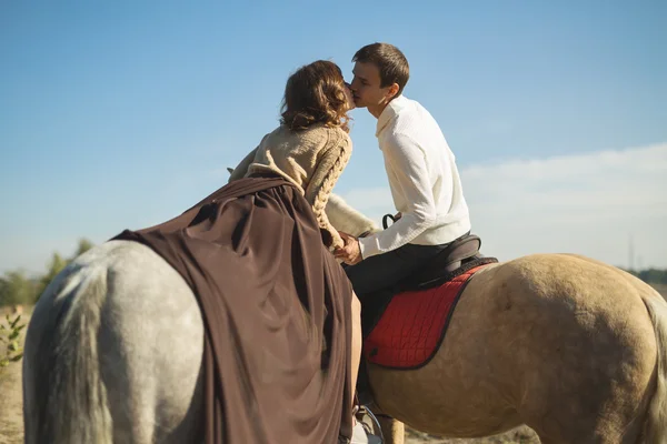 Pareja romántica cabalgando — Foto de Stock