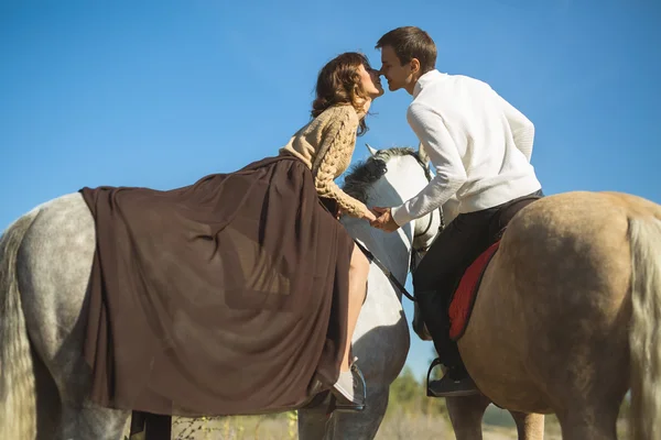 ロマンチックなカップルの乗馬 — ストック写真