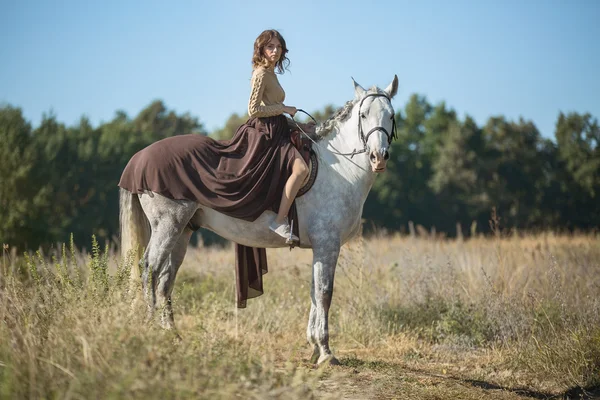 Hermosa chica cabalgando — Foto de Stock