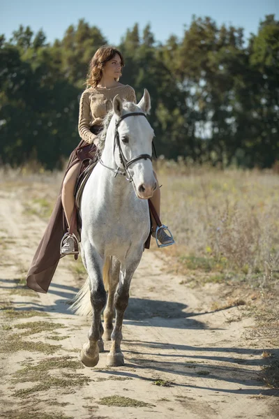 ᐈ Mujer En Caballo Blanco Fotos De Stock Imagenes Hermosa Chica Cabalgando Sobre El Caballo Blanco En Un Campo Descargar En Depositphotos