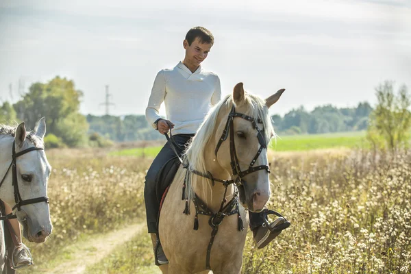 Attraktiv man på hästryggen — Stockfoto