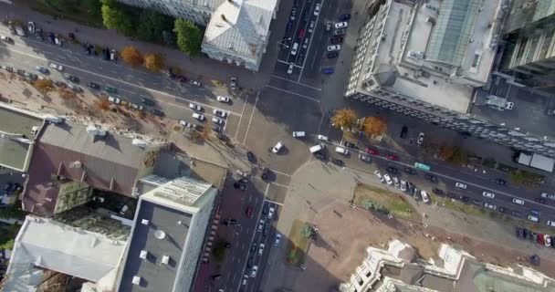 キエフのダウンタウンの quadrocopter どん底で映像撮影 — ストック動画