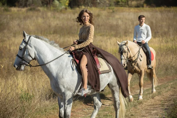 Young couple riding — Φωτογραφία Αρχείου