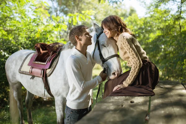 Jovem casal equitação — Fotografia de Stock