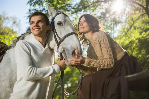 Pareja joven cabalgando —  Fotos de Stock