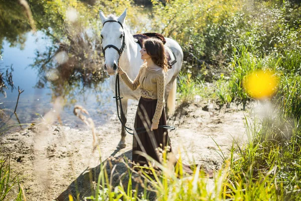 Belle fille avec le cheval blanc — Photo