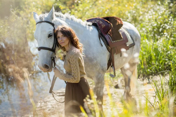 Belle fille avec le cheval blanc — Photo