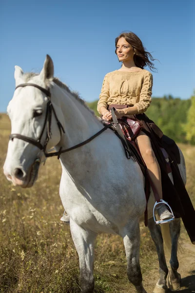 Vacker flicka Rider en vit häst — Stockfoto