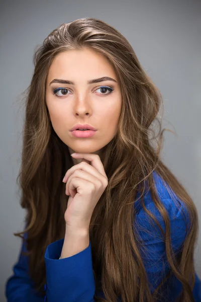 Retrato de uma bela menina de cabelos castanhos — Fotografia de Stock