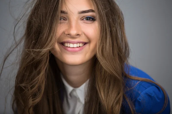 Retrato de una hermosa chica de cabello castaño — Foto de Stock